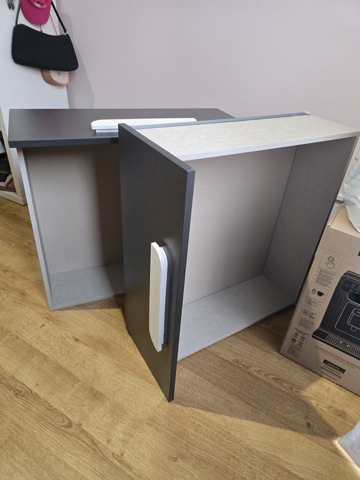 Cama beliche c 2 colchoes, closet  e 2 gavetas . Cores neutras