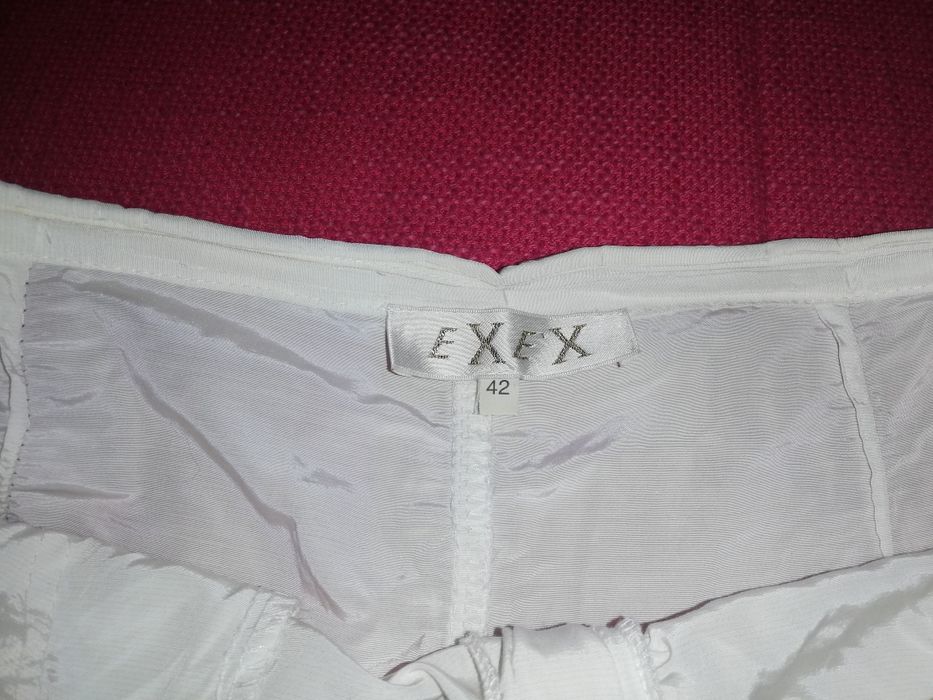 Saia branca com folhos