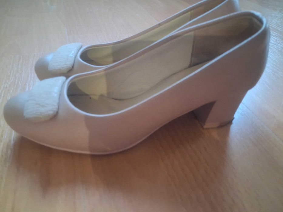 buty damskie w kolorze beżowym