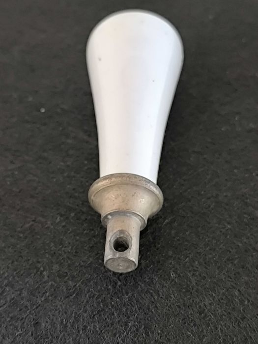 Antigo puxador de autoclismo em porcelana e metal