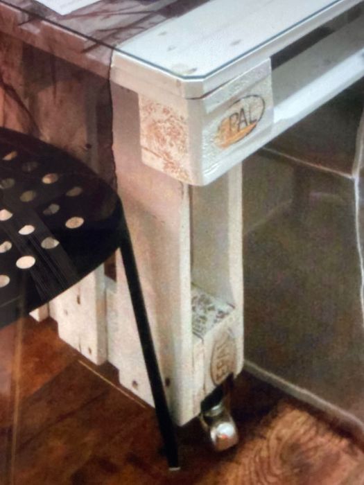 Стол из деревянных палет