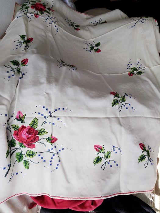 toalha  colcha  bordada á mao grande