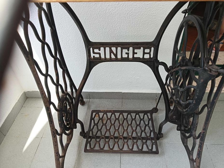 Máquina de Costura c/ móvel SINGER