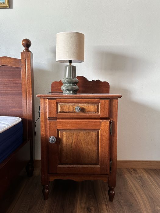 Cama de casal em madeira maciça + 2 mesas de cabeceira + colchão