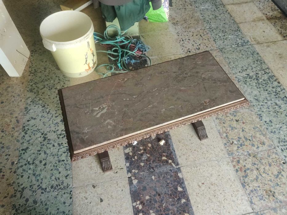 Mesa de madeira com pedra