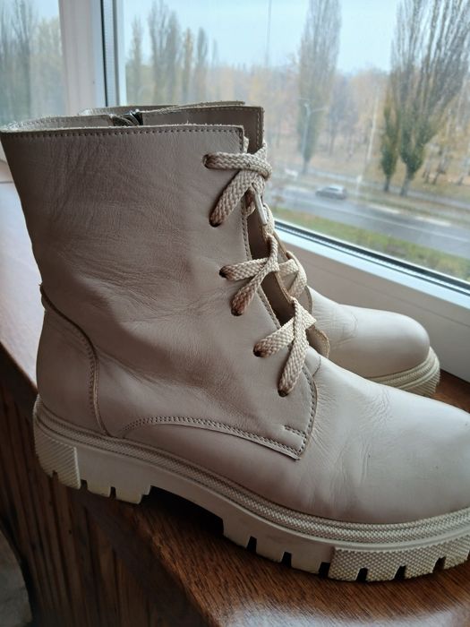 Ботінки жиночи розмір 37 на 36. Ванільного коляру. Б/у.