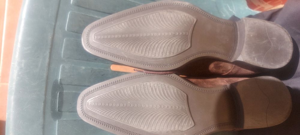 Sapatos novos camurça.