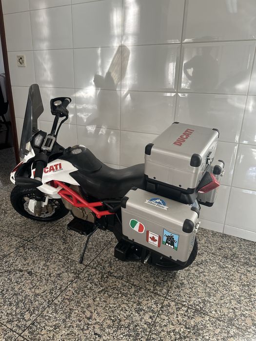 Mota de passeio Ducati em excelente estado! Inclui rodinhas