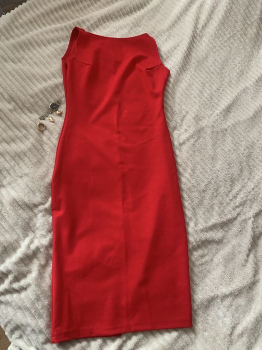 Продам сукню червоного кольору нова