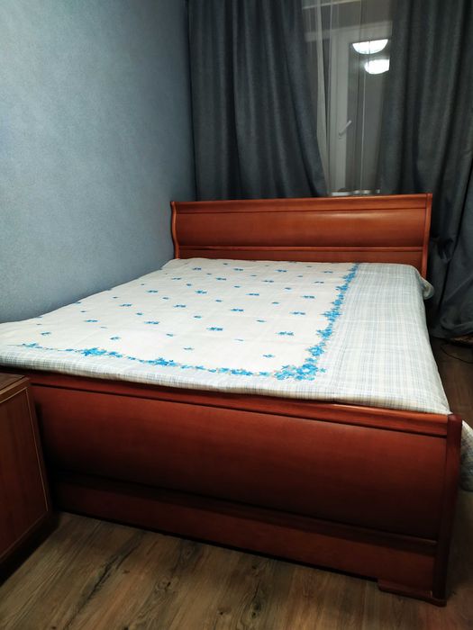 Двоспальне ліжко з матрацом