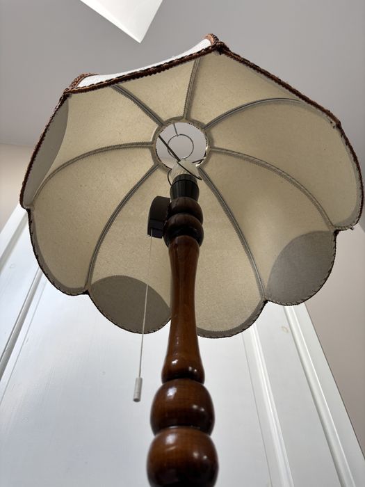 Lampa ze stolikiem PRL działająca