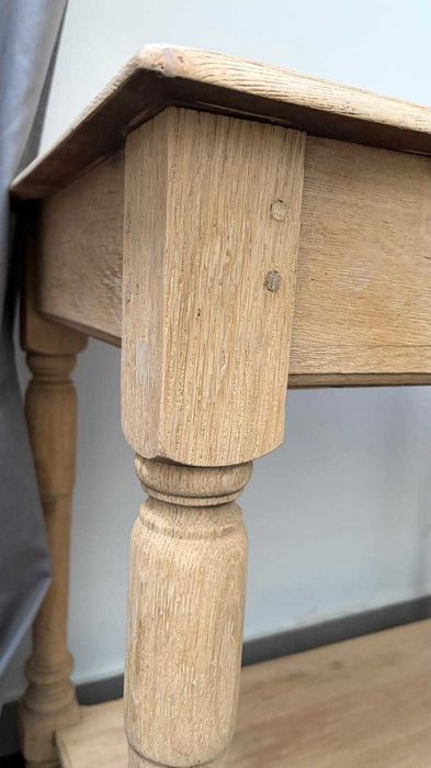 Dębowa konsola z szufladą