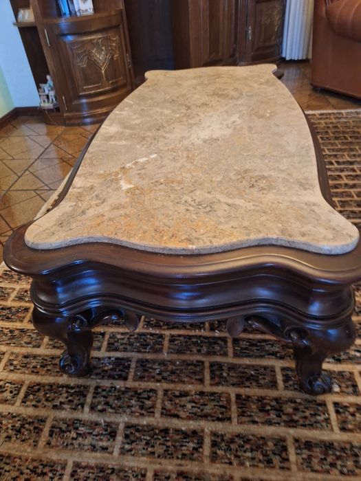 Mesa de centro em madeira maciça, com tampo em mármore!