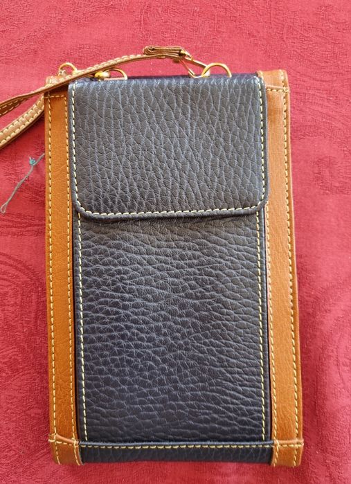 Carteira em pele, marcada.