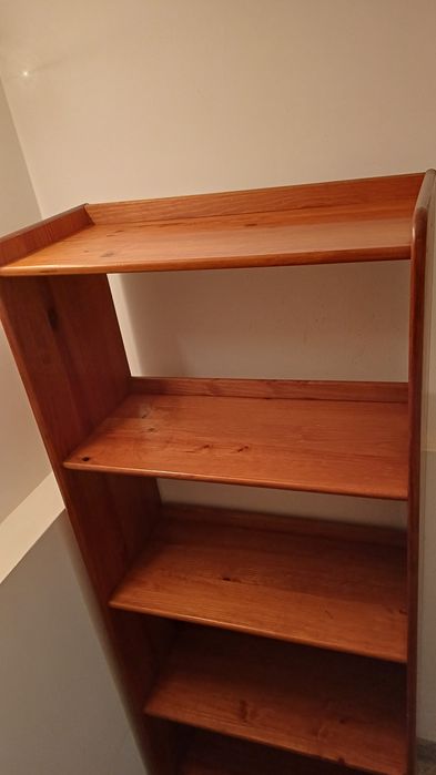 Estante em madeira maciça