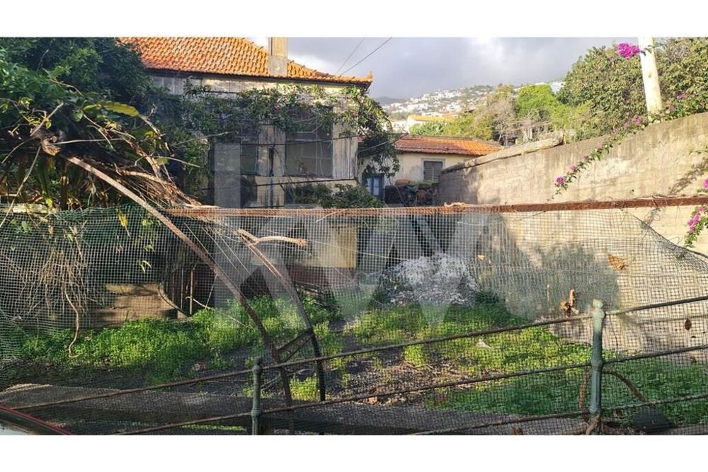 Terreno com casa em ruína inseridos na Quinta Da Boa Vista
