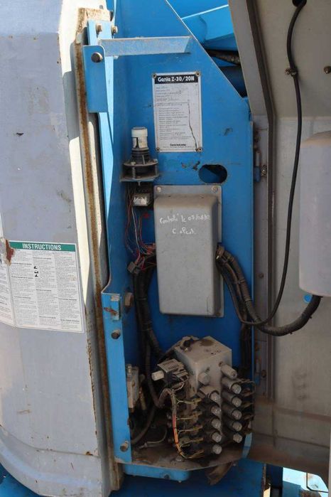Plataforma elevatória articulada elétrica Genie Z-30-N de 11,14 m