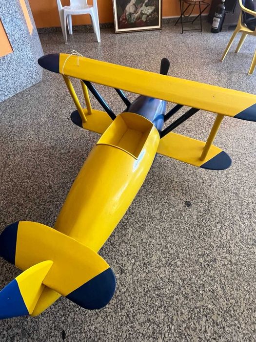 Avião Biplano Artesanal em Madeira – Peça Decorativa de Grandes Dimensões