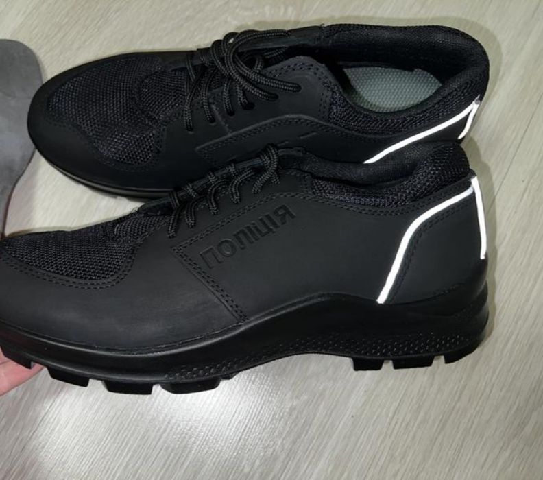 Продам кросівки поліція
