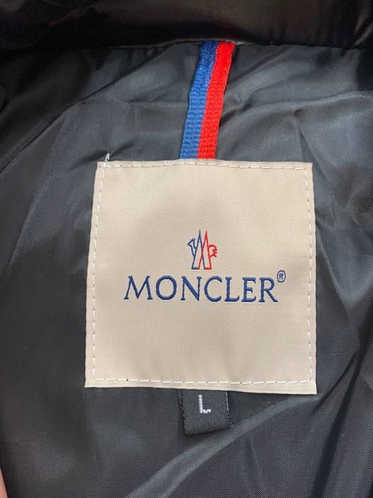 Куртка Moncler чорна, глянцева з відʼємним капюшоном, розміри M–XL