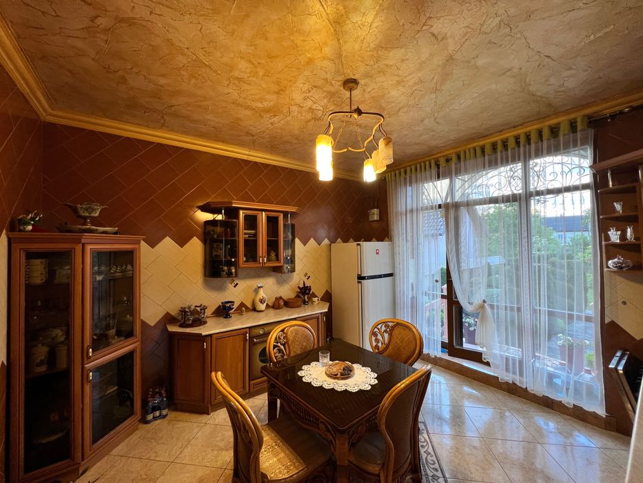 Продаю класний,стильний будинок,всього 10хв до Парку Шевченка та Озера