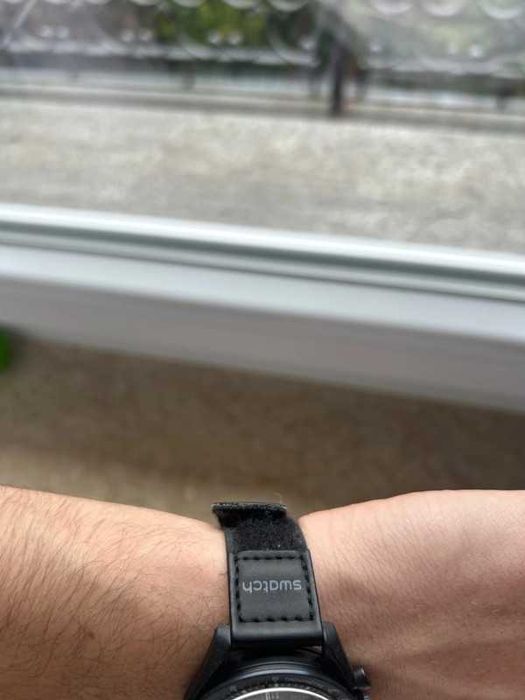 Omega x Swatch - Mission de phase de lune noire Snoopy - SO33B700