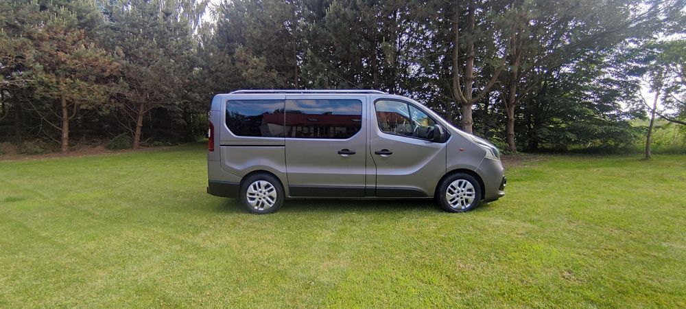 Renault Trafic 9 osobowy.