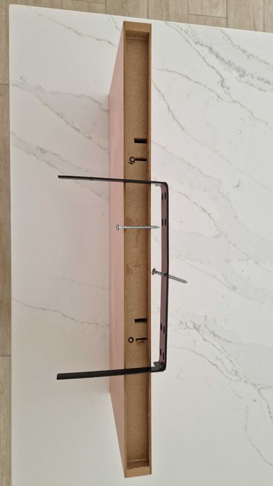 Prateleira decorativa em cor-de-rosa, ideal para colocar molduras, objetos decorativos e outros acessórios