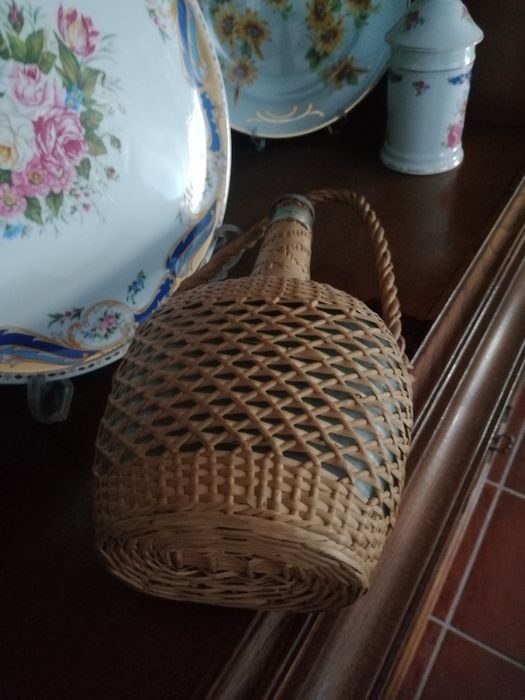 Straw-Wrapped Bottle Stand424126234745917444