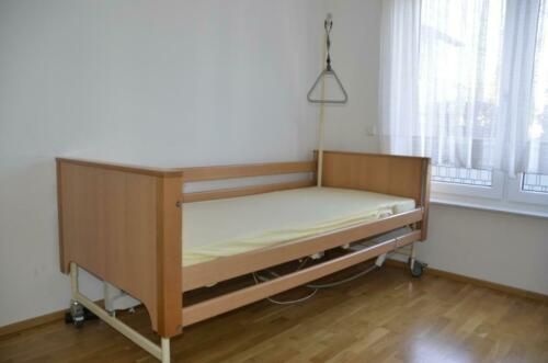 Łóżko rehabilitacyjne, szpitalne, drewniane wypożyczenie