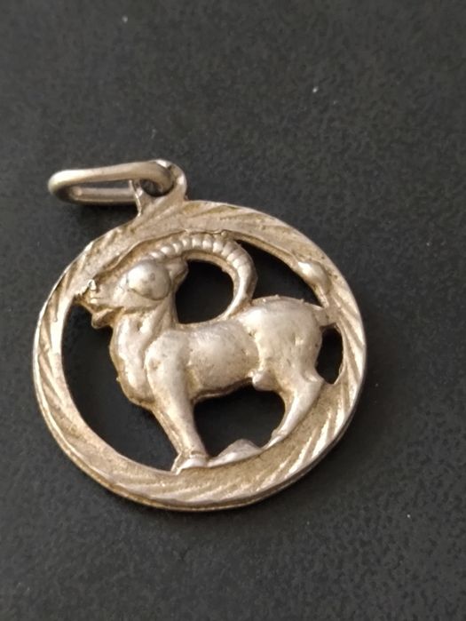 Stary srebrny wisiorek baran. Vintage znak zodiaku