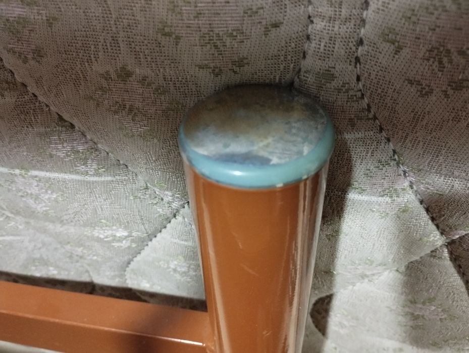 Cama de ferro castanha