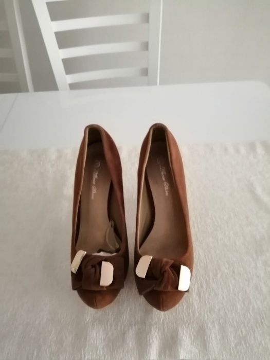 Buty na obcasie z kokardą