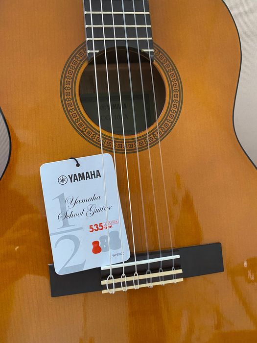 Guitarra Yamaha 2/4 nova