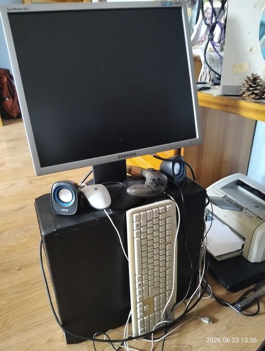 komputer monitor pad głośniki klawiatura myszka kable Win XP Pro SP2 Pudełka
