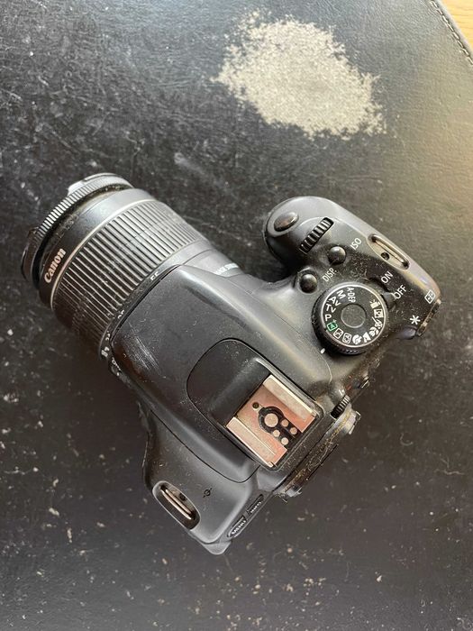Canon EOS 600D com lente e carregador