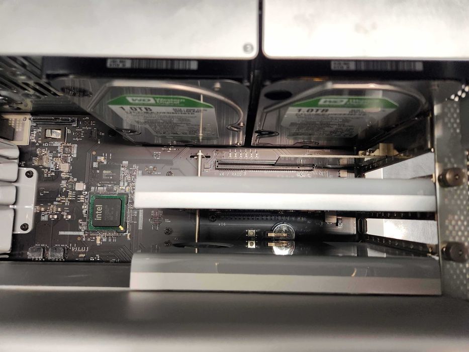 Apple MacPro 8 Core Xeon e Black Magic Multibridge Pro 2