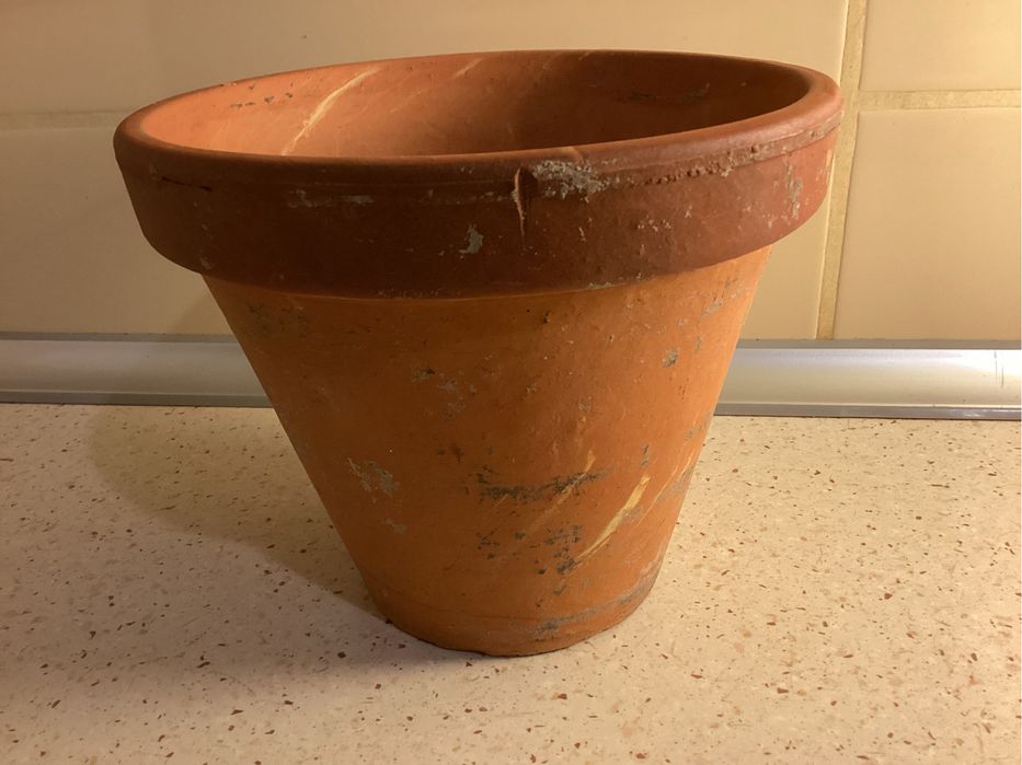 Stara donica ceramiczna z lat PRL