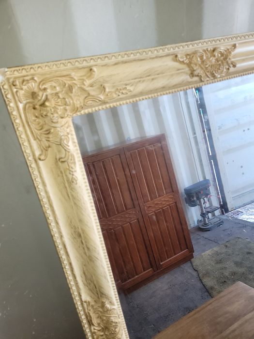 Lustro w drewnianej ramie