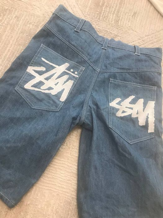 Продам пушечные широкие джорты Stussy с культовым граффити-логотипом на задних карманах.