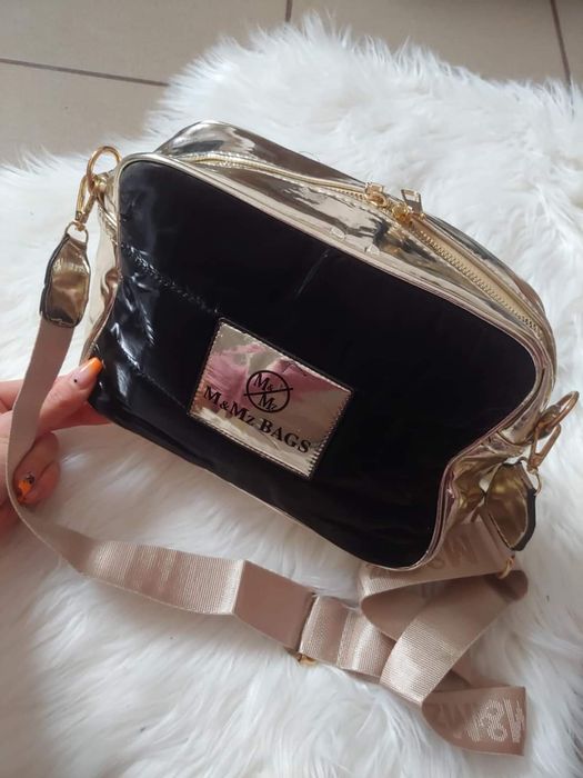 Czarno złota torebka damska na grubym pasku