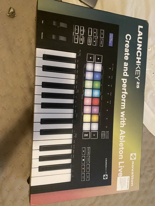 Novation Launchkey 25 MK3 NOVO