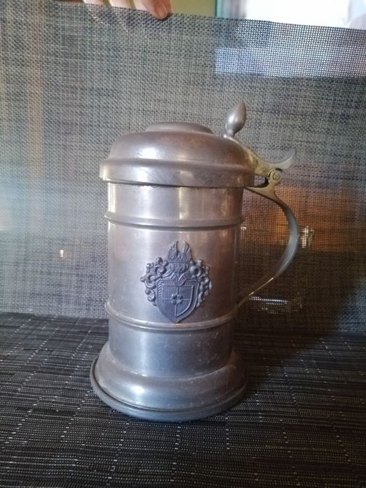 Caneca de cerveja em estanho