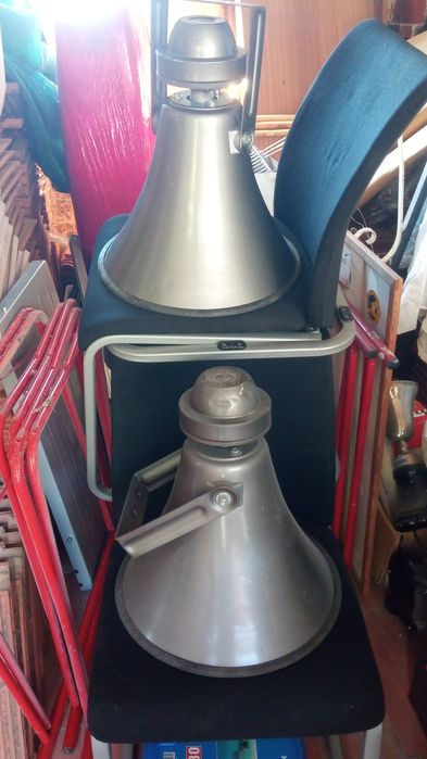 2 colunas exterior e amplificador;  tipo megafone 300W