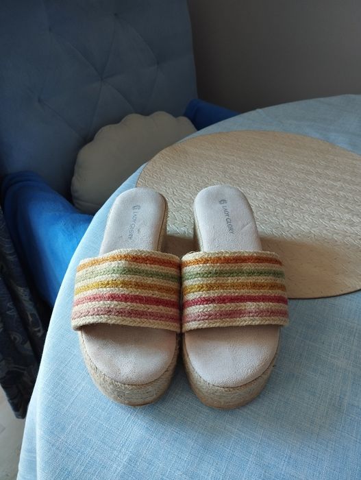Klapki na koturnie ozdobionym kolorową plecionką rozmiar 36. Długość wkładki wewnętrznej 23cm.