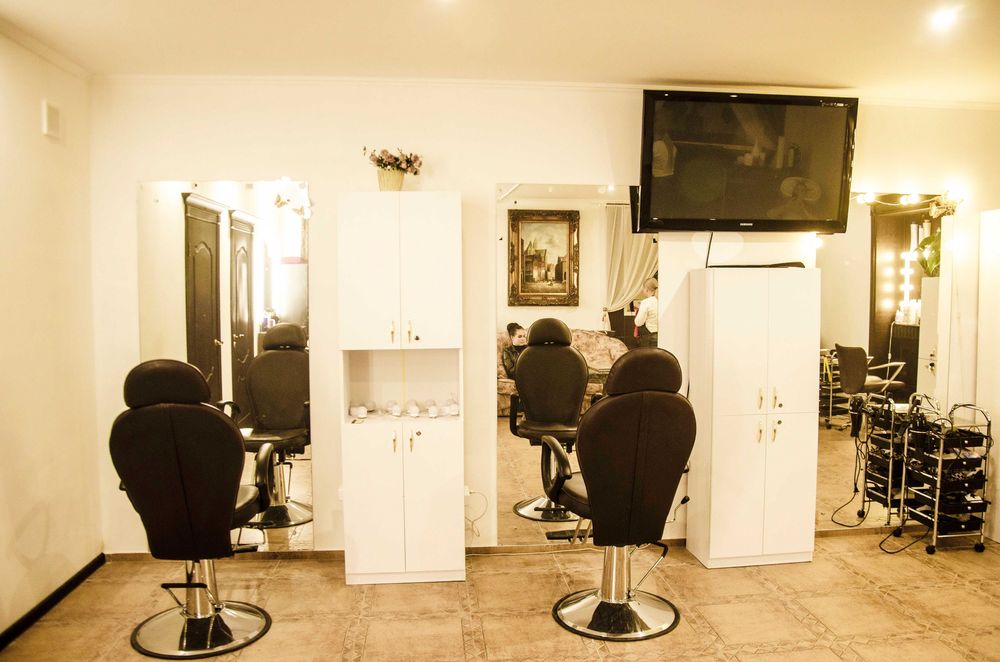 Центр. Оренда місця в салоні. В нас беспечно та завжди є світло