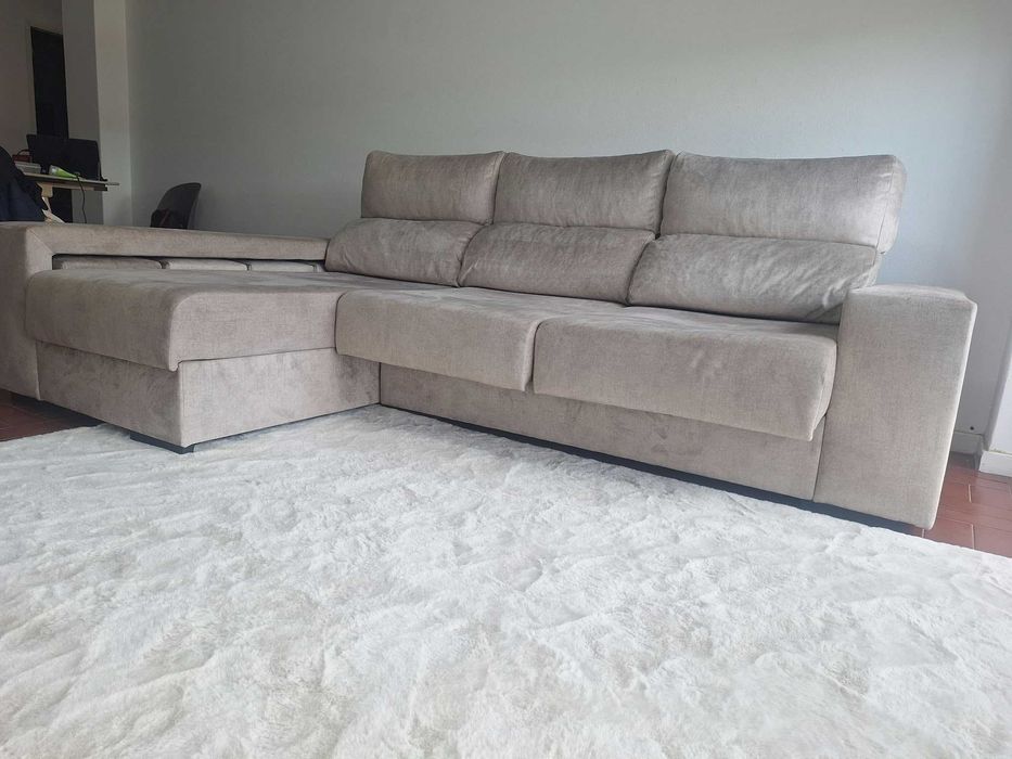 Conjunto Sofá Krypton 260cm Chaise ESQ + 4 Puffs Jakarta Sand - Como Novo