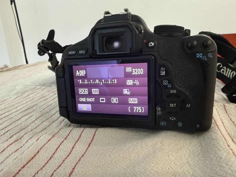 canon 600 D. Com objetiva e bolsa.