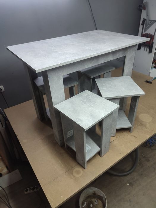 Стіл зі стільцями сірого