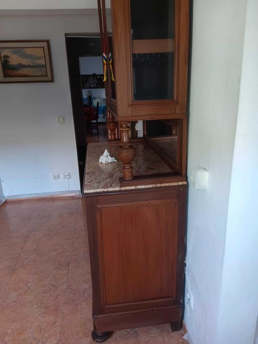 Cristaleira centenária para desocupar